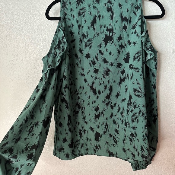 Green Cold Shoulder Lightweight Long Sleeves Medium Top Brand New - Picture 2 of 5
